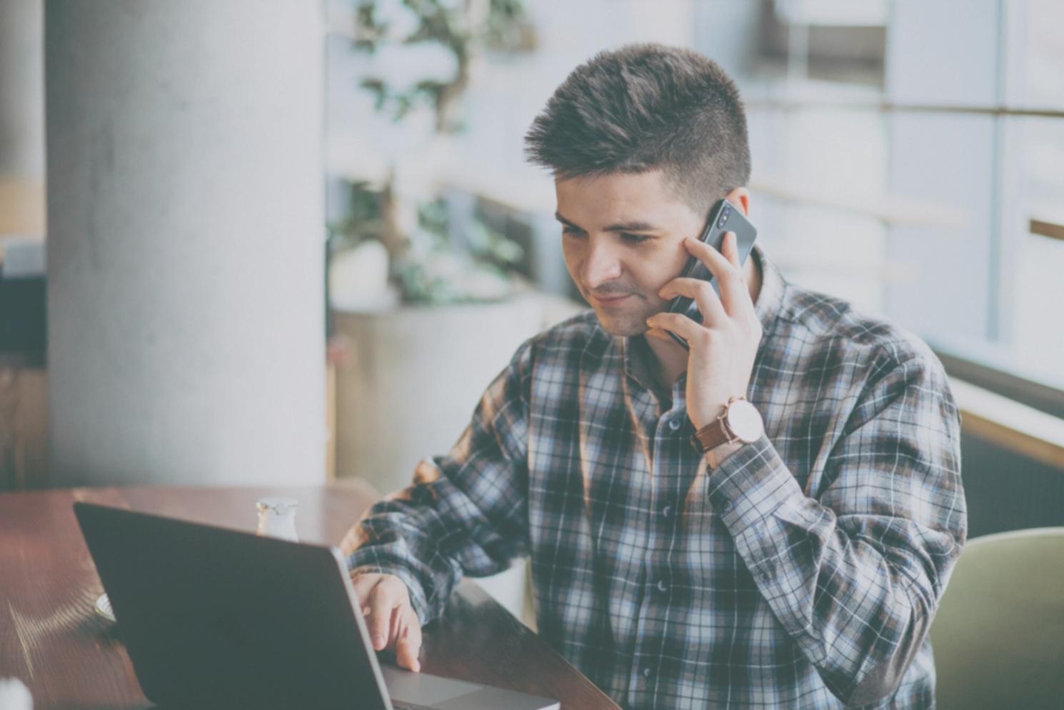 Ambiente di lavoro moderno con tecnologie avanzate per il monitoraggio IT